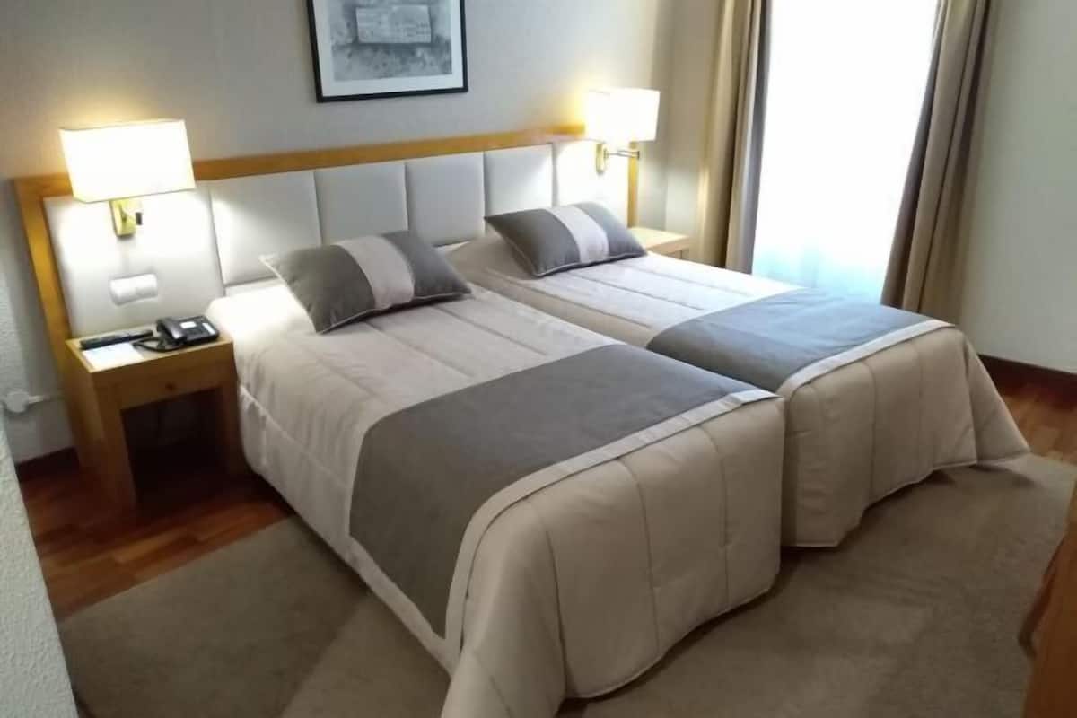 Minibar, caja fuerte, escritorio y sistema de insonorización