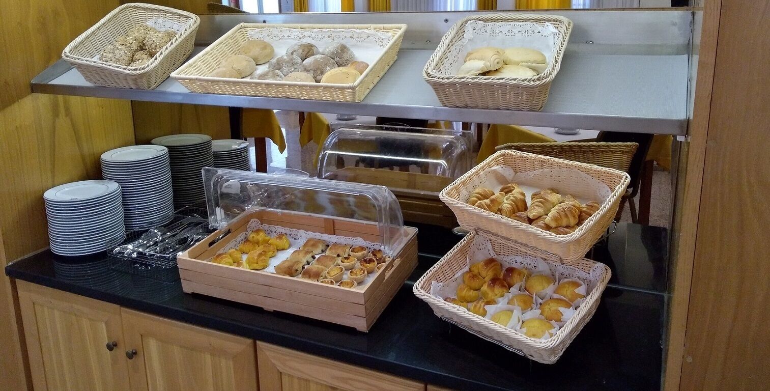 free daily full breakfast