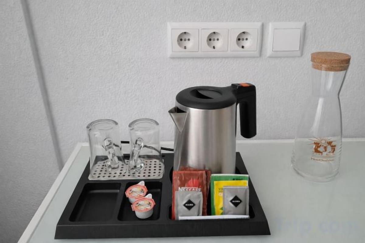 Kopi dan/atau alat penyeduh kopi
