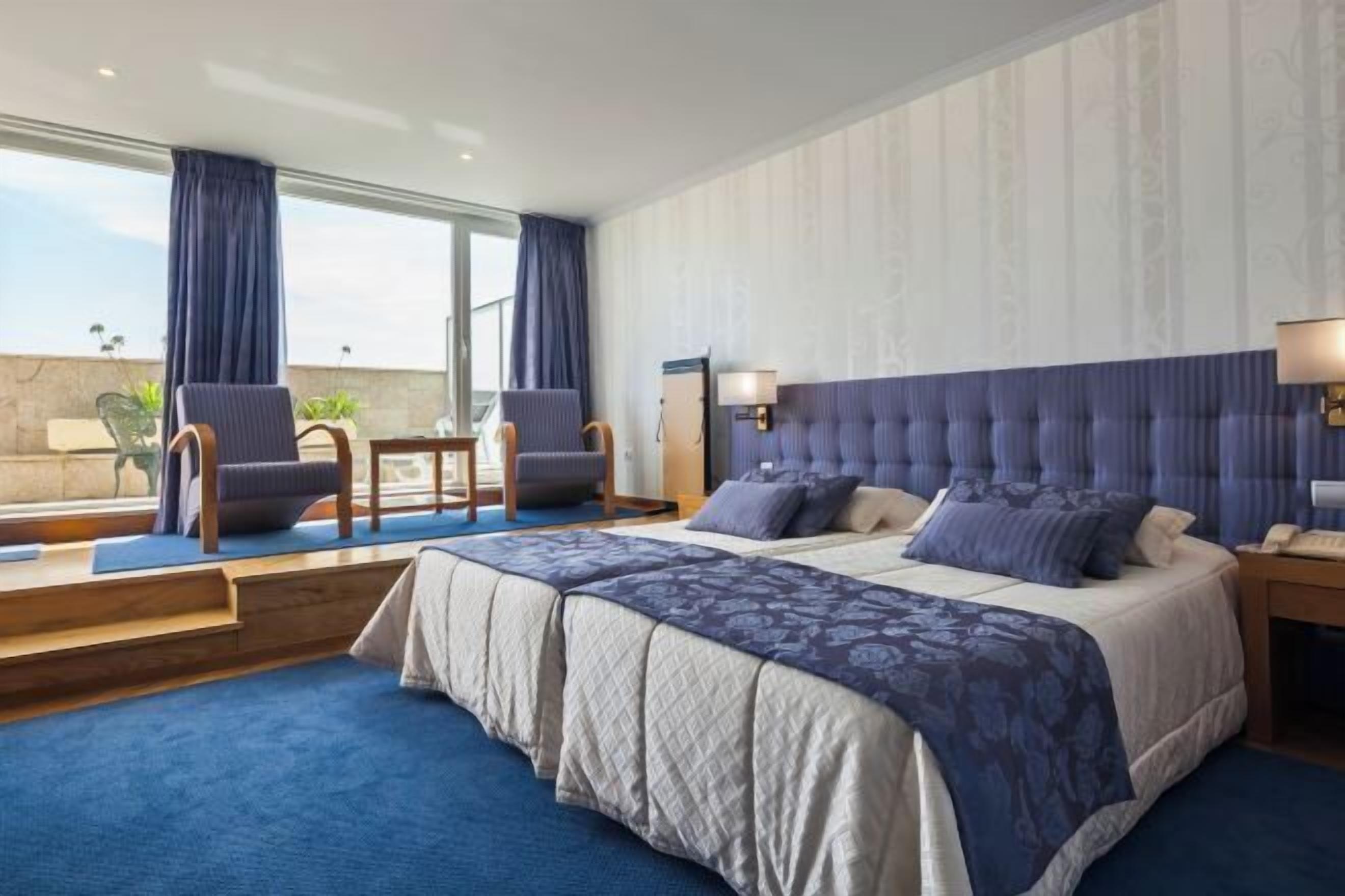 Minibar, safe på rommet, skrivebord og lydisolert