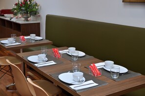 Desayuno buffet (EUR 15 por persona)