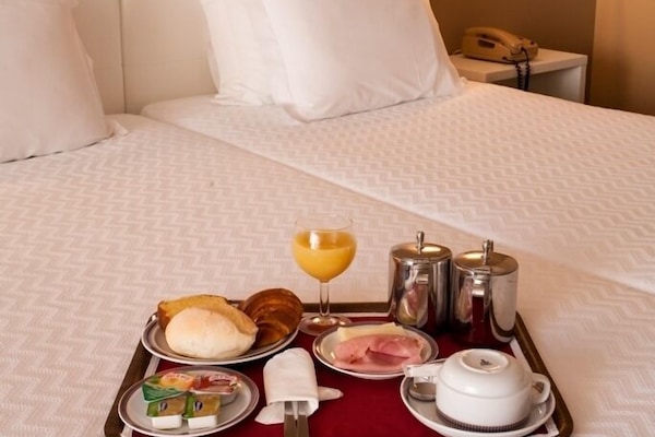 Caja de seguridad en la habitación, escritorio y insonorización