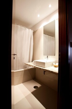Free toiletries, hair dryer, towels -  Stay Hotel Porto Centro Antas (Porto)
