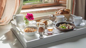 A breakfast tray with bread, eggs, and a flower by a window. - Fonte de' Medici (San Casciano in Val di Pesa)