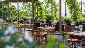 Se sirven desayunos, cenas y cocina local (con mesas al aire libre) 