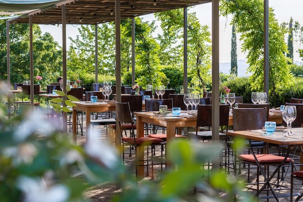 Petit déjeuner et dîner servis sur place, restauration en plein air