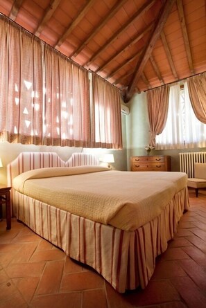 Chambre supérieure, 1 très grand lit | Literie de qualité, coffre-fort, lit de bébé (gratuit), literie fournie