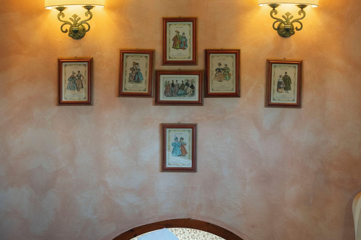 Une chambre à coucher avec un lit, une chaise et des lampes fixées au mur.
