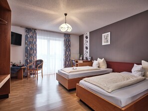 Business Twin Room, Non Smoking | Living area