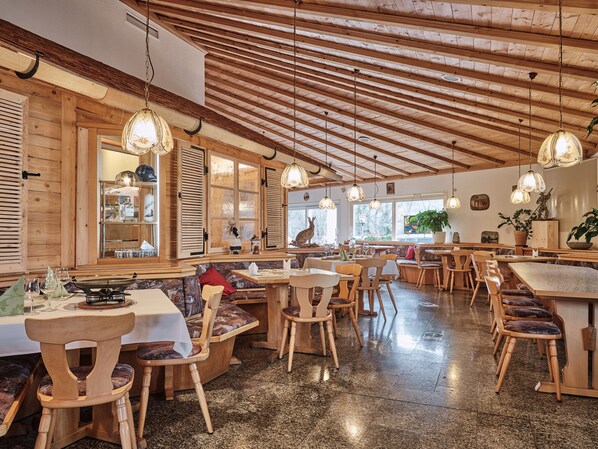 Frühstück, Mittagessen, Abendessen, lokale und internationale Küche