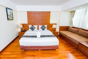 Premier Room | In-room safe, desk, blackout drapes, iron/ironing board - Atlas Sukhumvit (Bangkok)