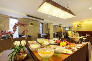 Desayuno buffet (THB 220 por persona) 