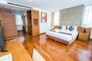 Caja de seguridad en la habitación, escritorio y cortinas blackout 