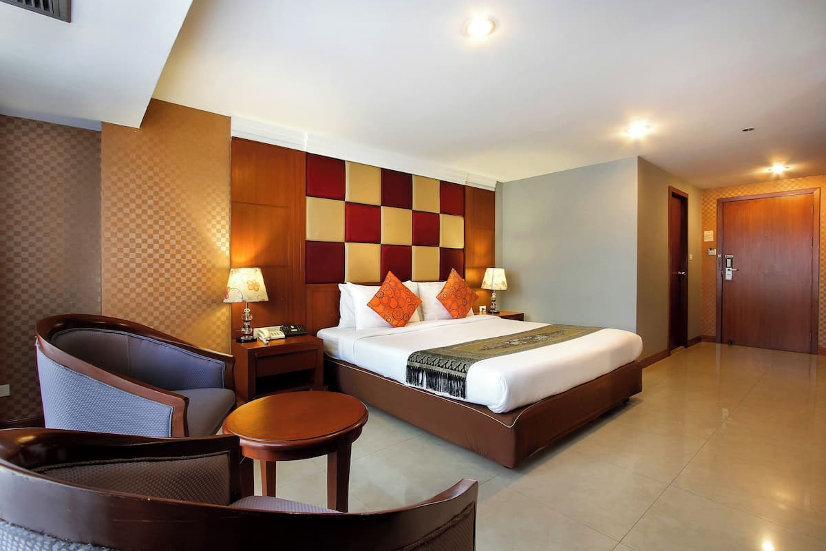 Deluxe Room, 1 Double or 2 Twin Beds | In-room safe, desk, blackout drapes, iron/ironing board (on request)