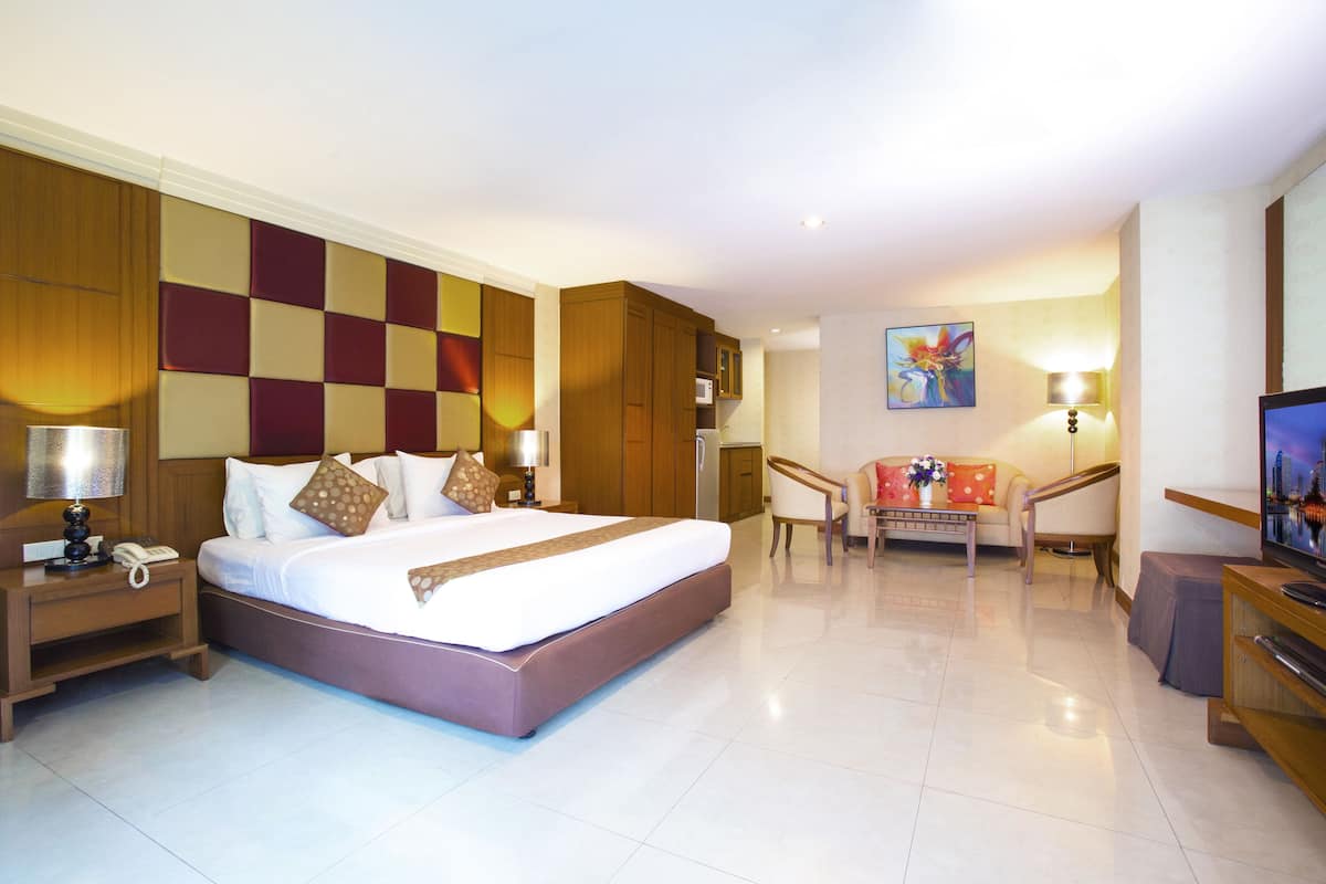 Suite, 1 Double Bed | In-room safe, desk, blackout drapes, iron/ironing board (on request)