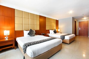 ห้องดีลักซ์, เตียงใหญ่ 1 เตียง หรือเตียงเดี่ยว 2 เตียง | ตู้นิรภัยในห้องพัก, โต๊ะทำงาน, ผ้าม่านกันแสง, เตารีด/โต๊ะรีดผ้า