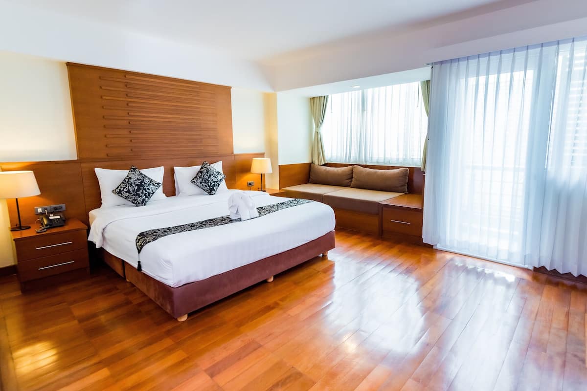 Premier Room | In-room safe, desk, blackout drapes, iron/ironing board (on request)