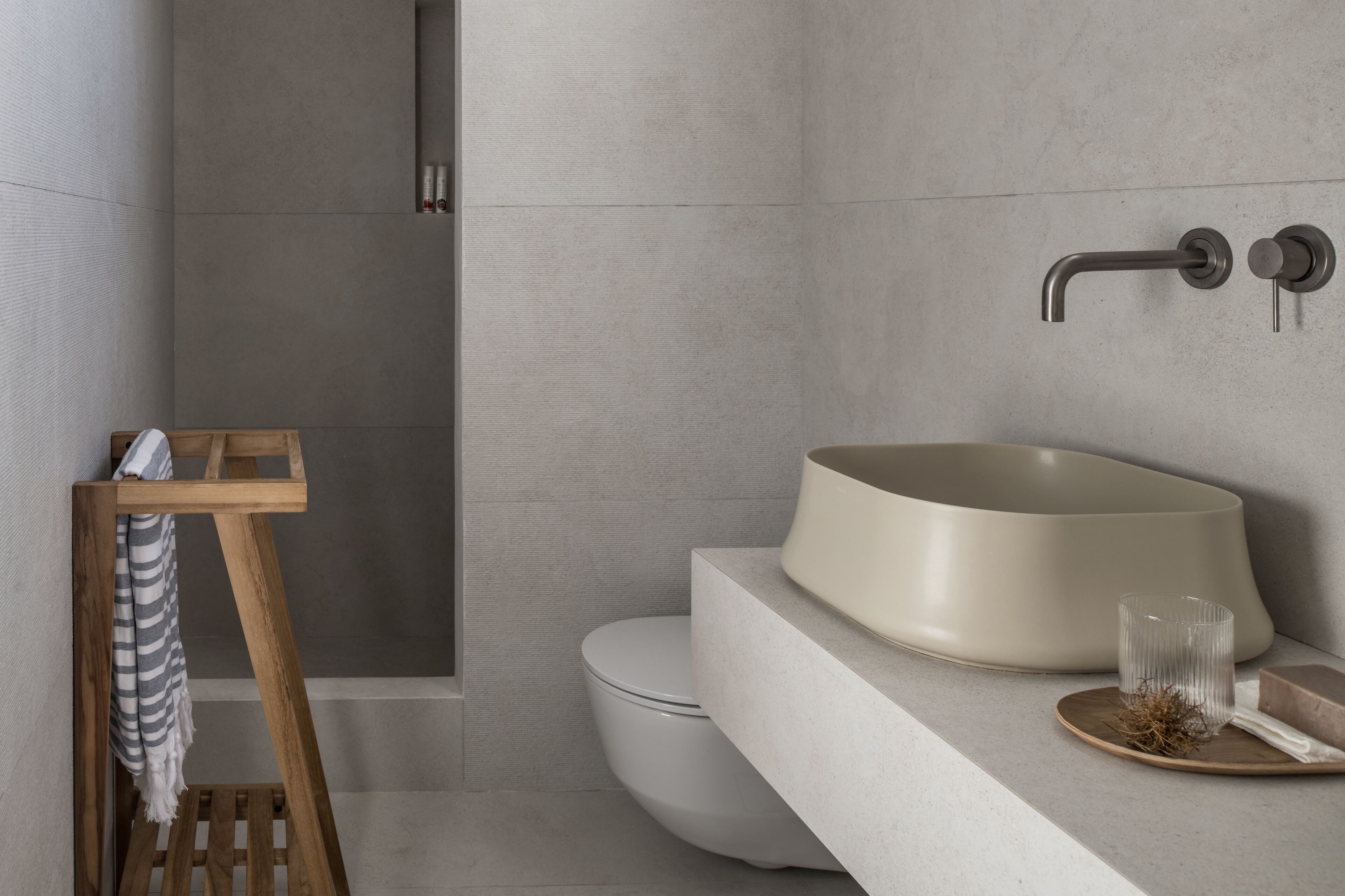 junior suite | bathroom | shower, hydromassage showerhead, designer toiletries, hair dryer