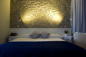 Safe på rommet, skrivebord og barnesenger (inkludert)