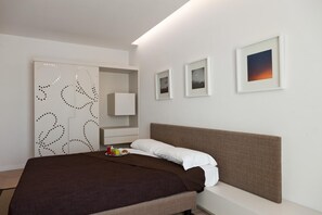 Minibar, in-room safe, desk, blackout curtains - Hotel La Conchiglia (Fiumicino)
