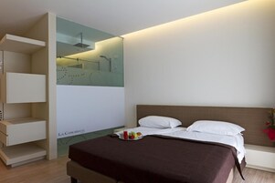 Minibar, caja de seguridad en la habitación y escritorio 