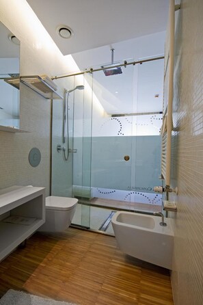 A modern bathroom with a glass-enclosed shower, a white sink, and a toilet. - Hotel La Conchiglia (Fiumicino)