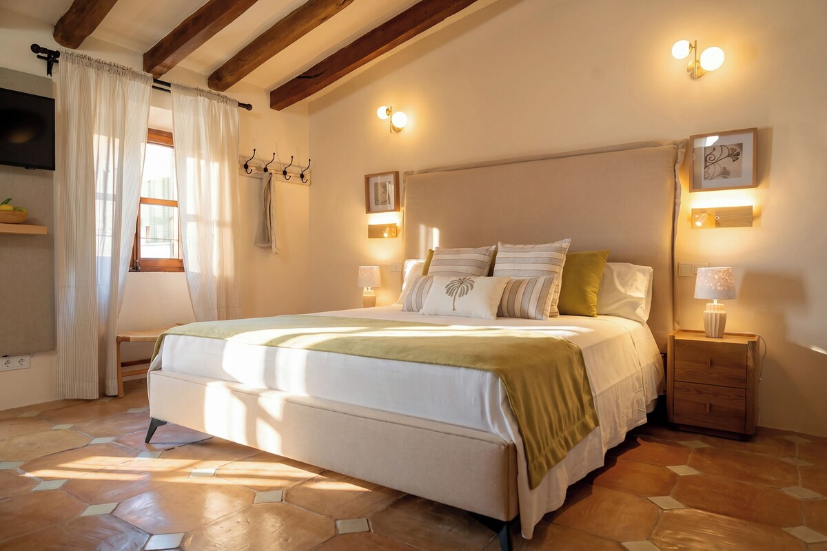 Chambre Double Supérieure, patio | Coffres-forts dans les chambres, bureau, fer et planche à repasser