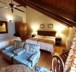 Junior Suite con Sofa Cama | Tallelokero huoneessa, työpöytä, ilmainen Wi-Fi, vuodevaatteet