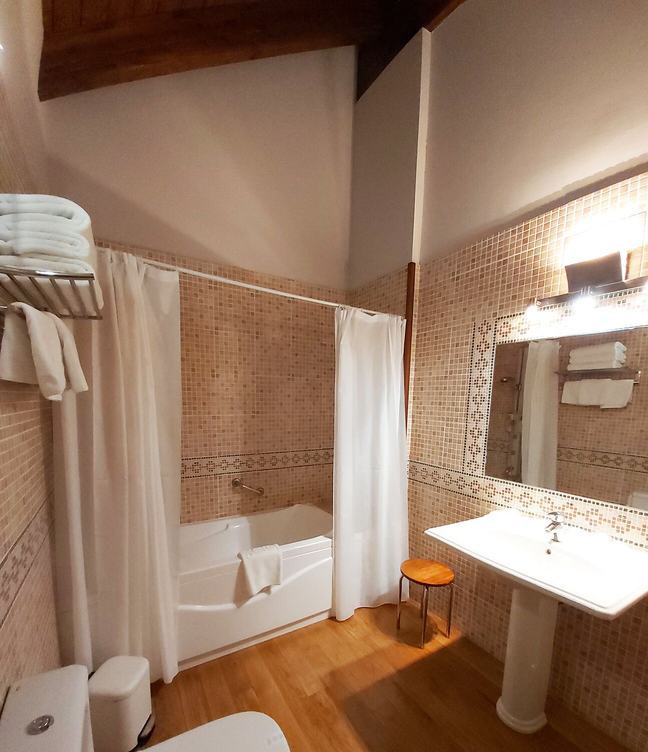 junior suite con sofa cama | bathroom | deep-soaking bathtub, hair dryer, towels