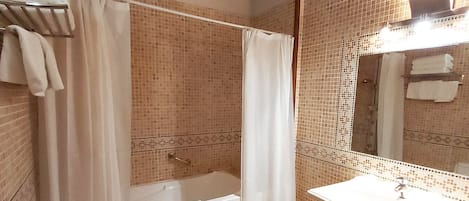 Bañera profunda, secador de pelo, toallas