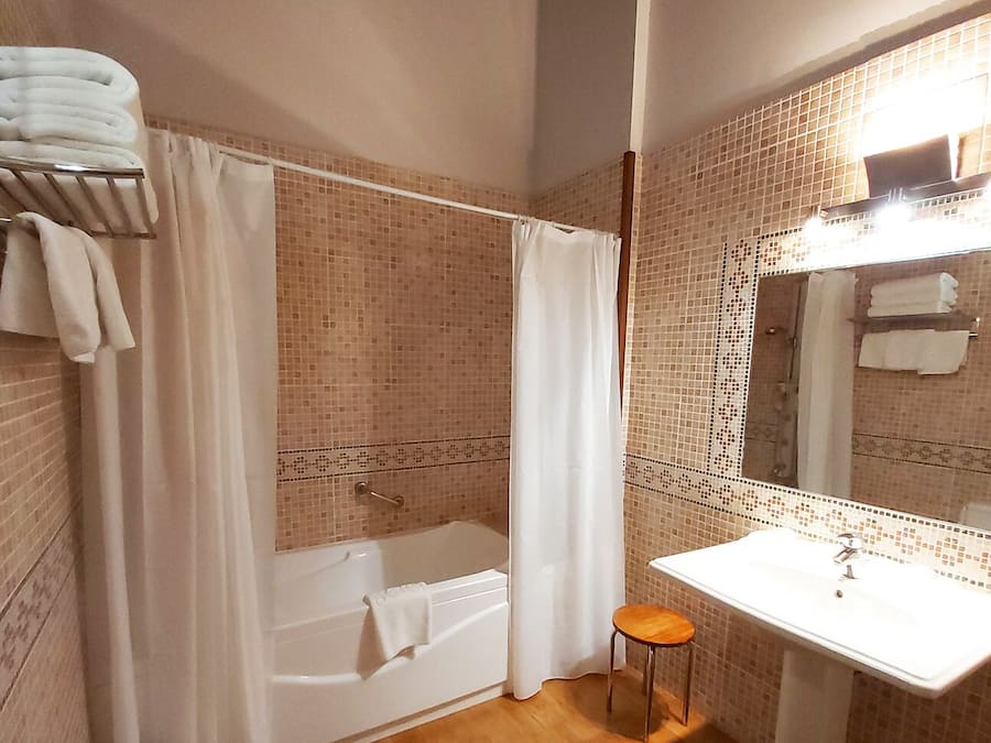 Junior Suite con Sofa Cama | Baño | Bañera profunda, secador de pelo y toallas