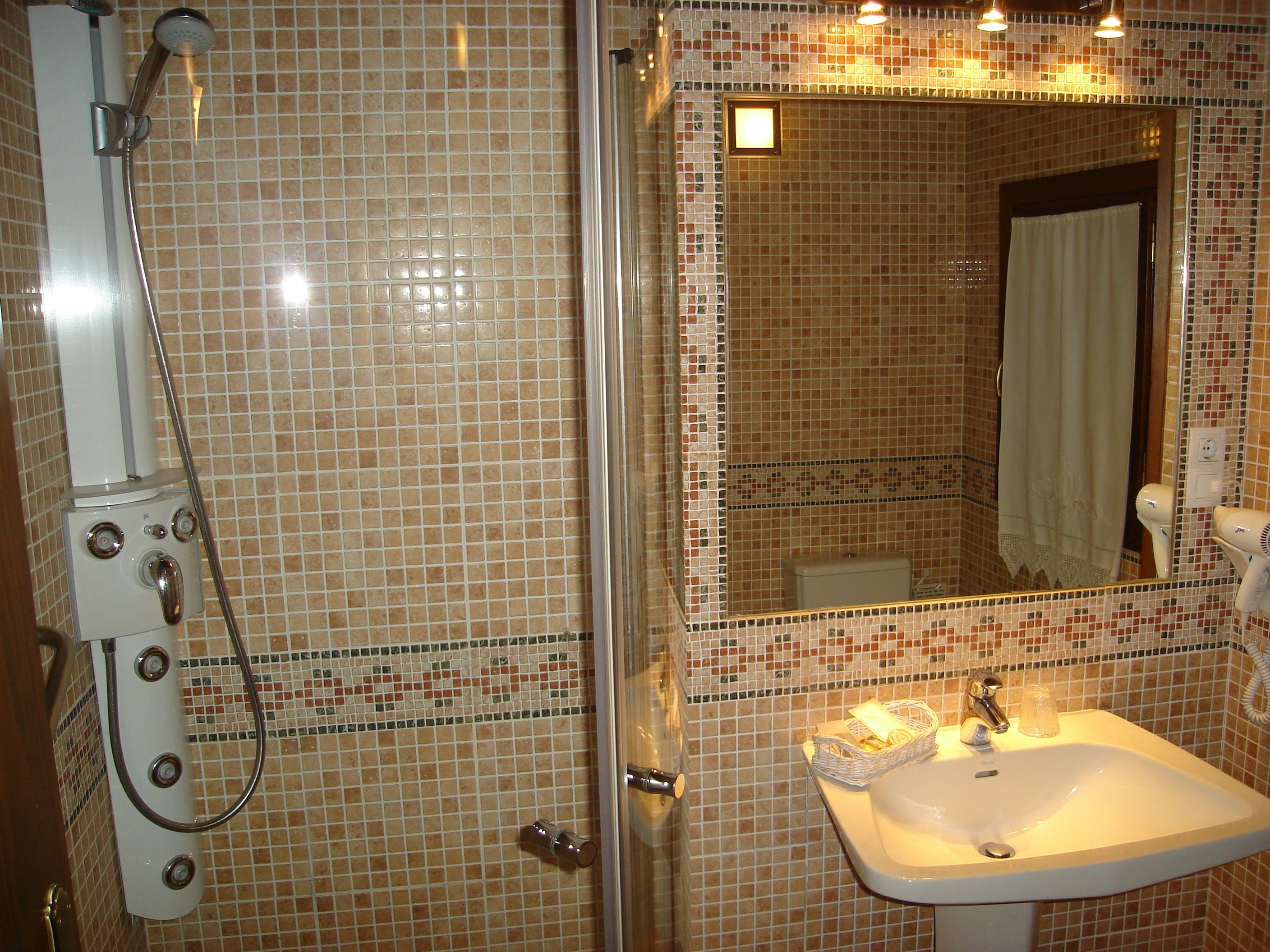 single room | bathroom shower