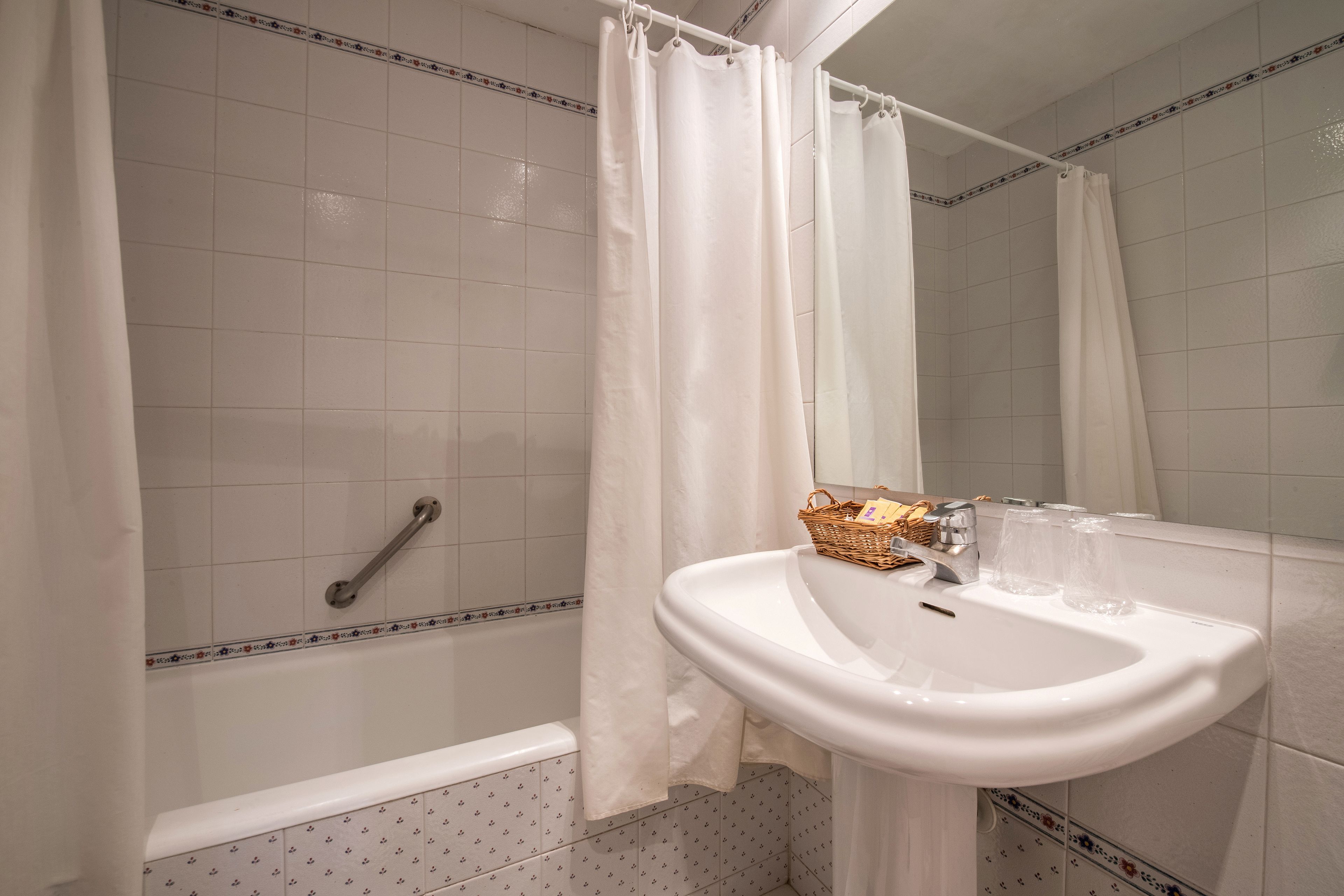 deep-soaking bathtub, hair dryer, towels