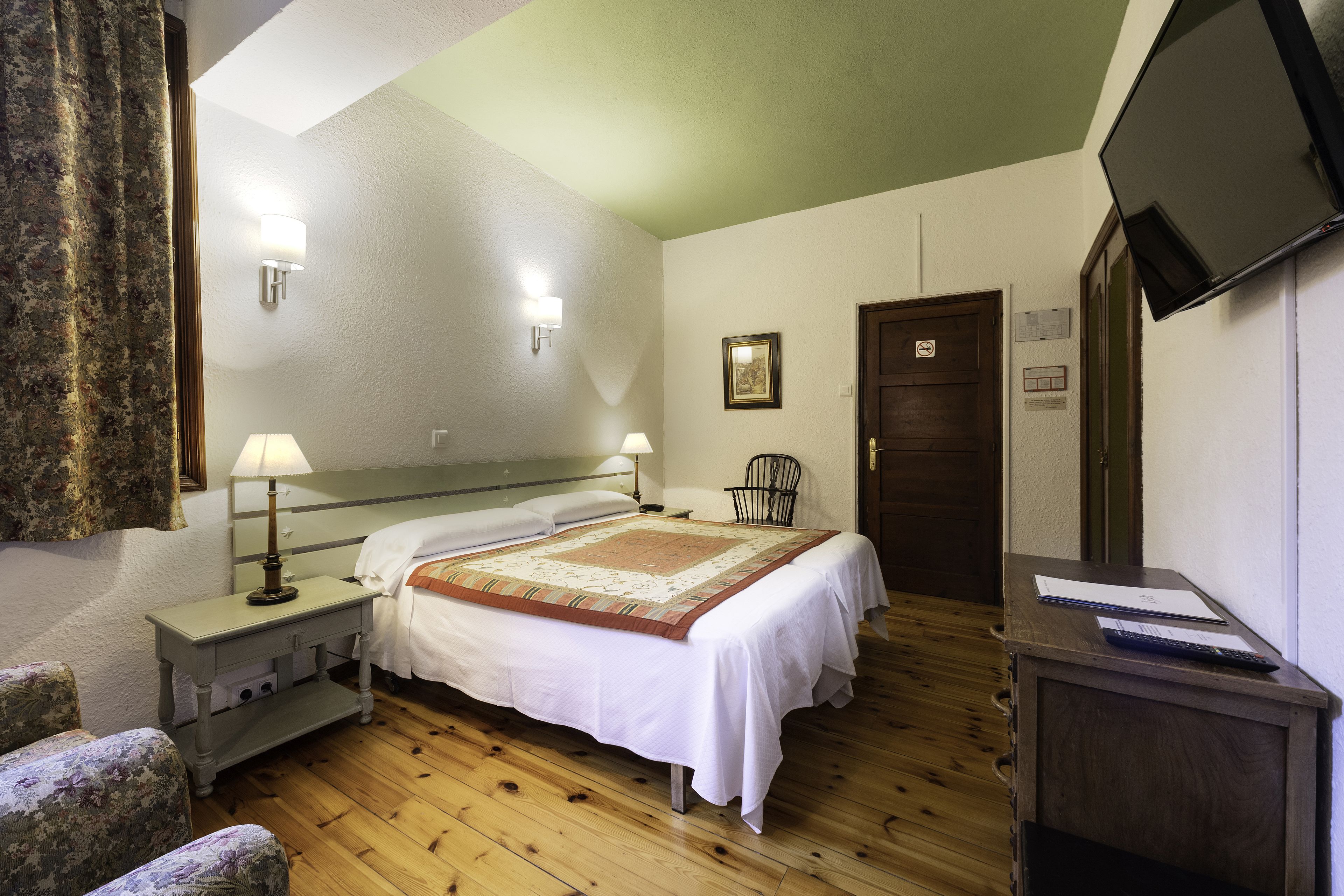 double room | in-room safe, desk, free wifi, bed sheets