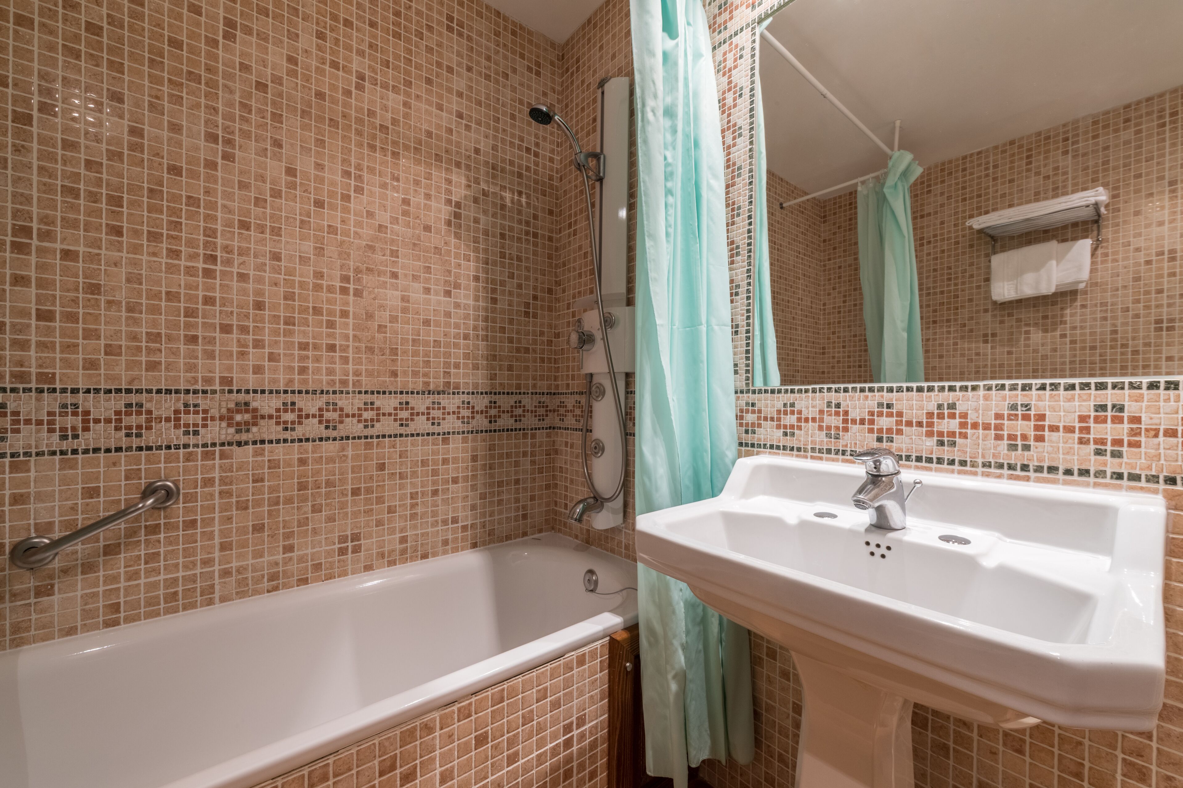 habitación doble hydromasaje | bathroom | deep-soaking bathtub, hair dryer, towels