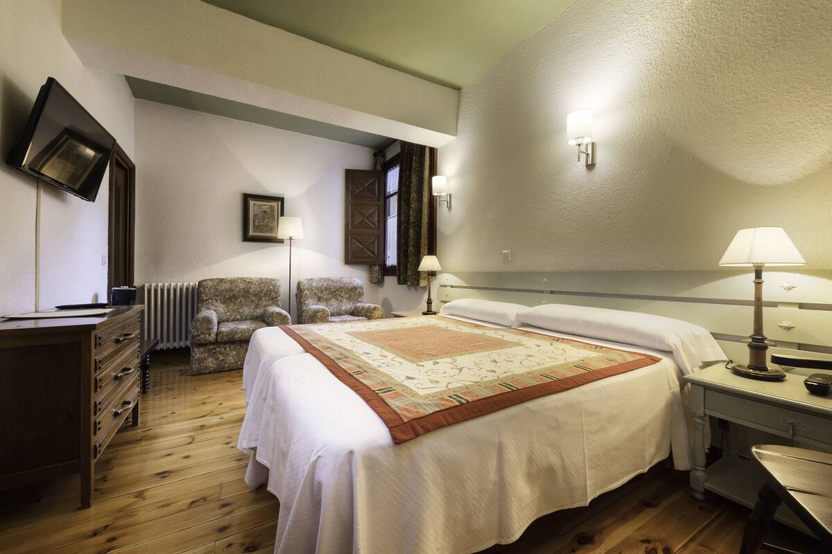 Double Room | In-room safe, desk, WiFi (free), bed sheets