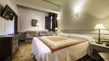 Habitación doble | Caja fuerte, escritorio, wifi gratis y ropa de cama