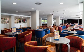 Pub gastronómico con vistas a la piscina