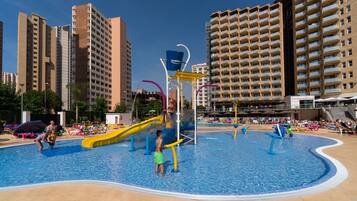 حمّام سباحة خارجي، مظلات على حمّام السباحة، مقاعد للتشمس