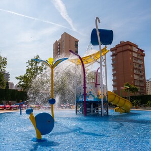 Outdoor pool, open 11:00 AM to 3:00 PM, pool umbrellas, pool loungers - Medplaya Hotel Rio Park (Benidorm)