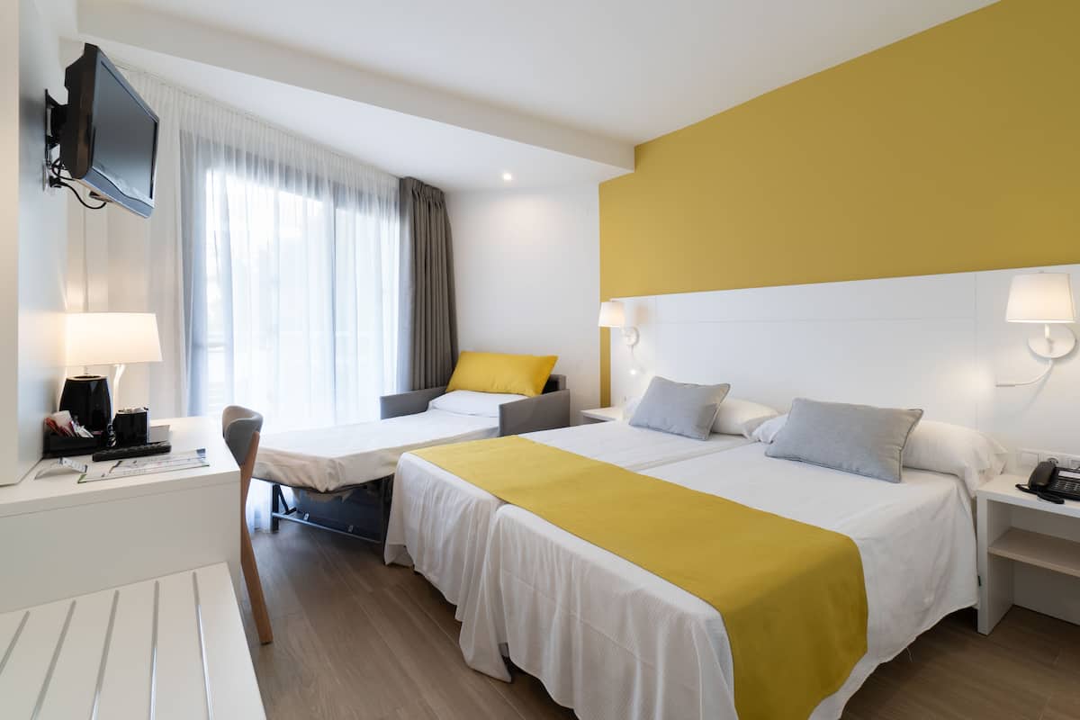 Een kluis op de kamer, een bureau, gratis wifi, beddengoed
