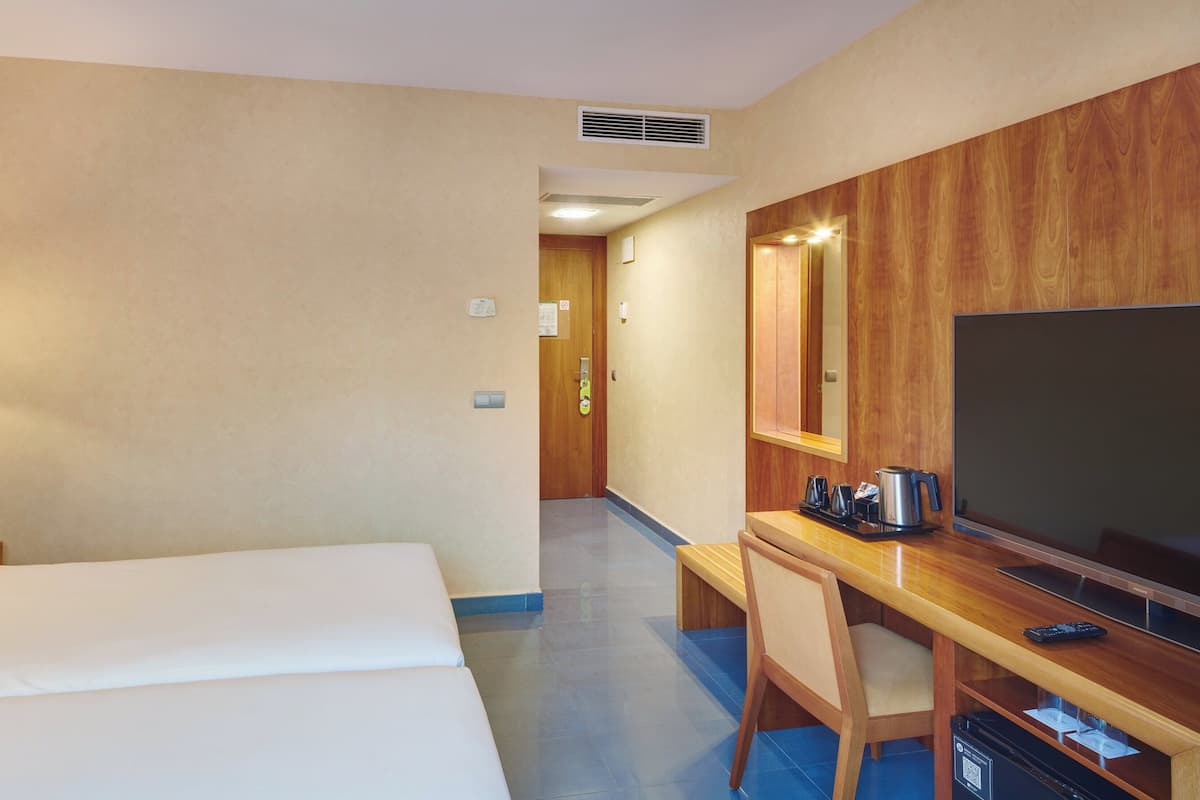 Minibar, caja de seguridad en la habitación y escritorio