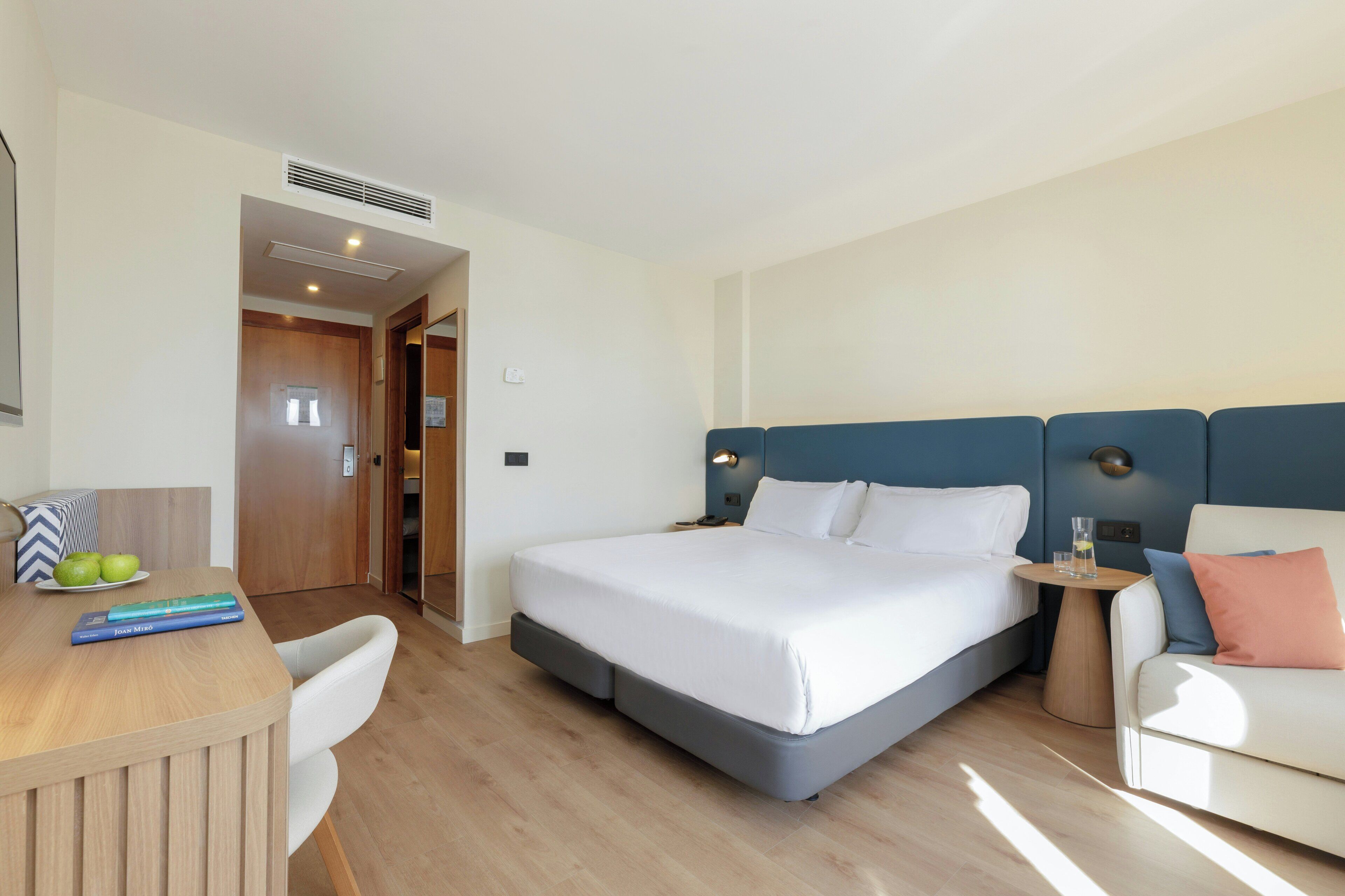 Habitación doble superior, vista al mar | Minibar, caja de seguridad en la habitación y escritorio 