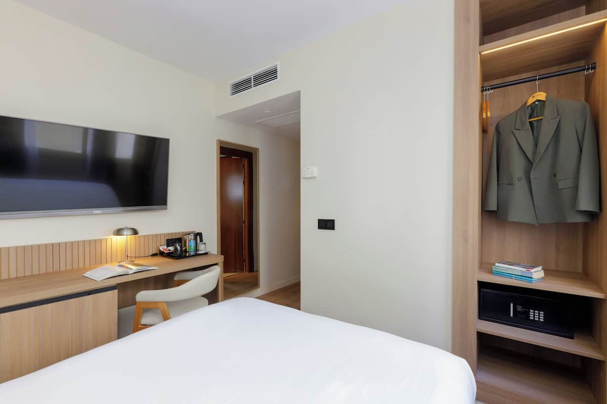 Minibar, in-room safe, desk, soundproofing