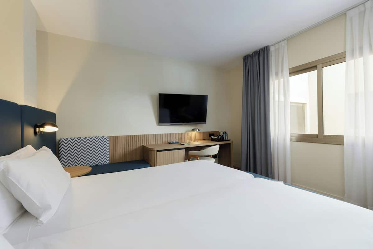 Habitación clásica con 2 camas individuales | Minibar, caja de seguridad en la habitación y escritorio