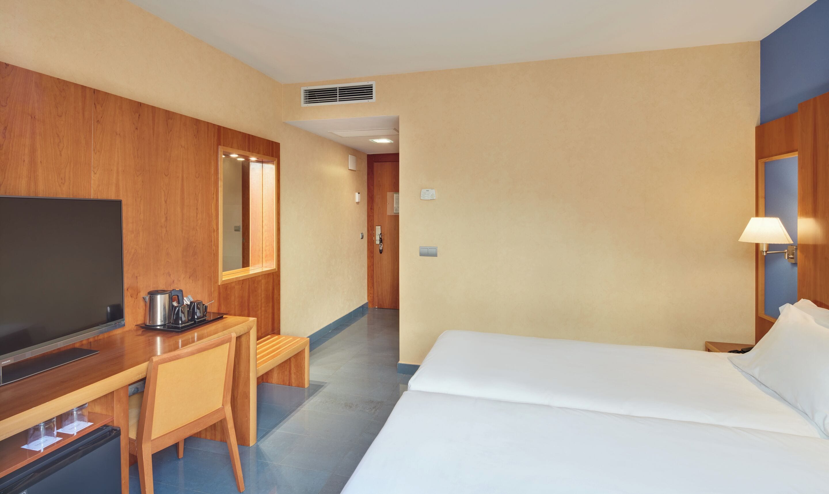 クラシック ツインルーム | ミニバー、セーフティボックス (室内)、デスク、防音設備