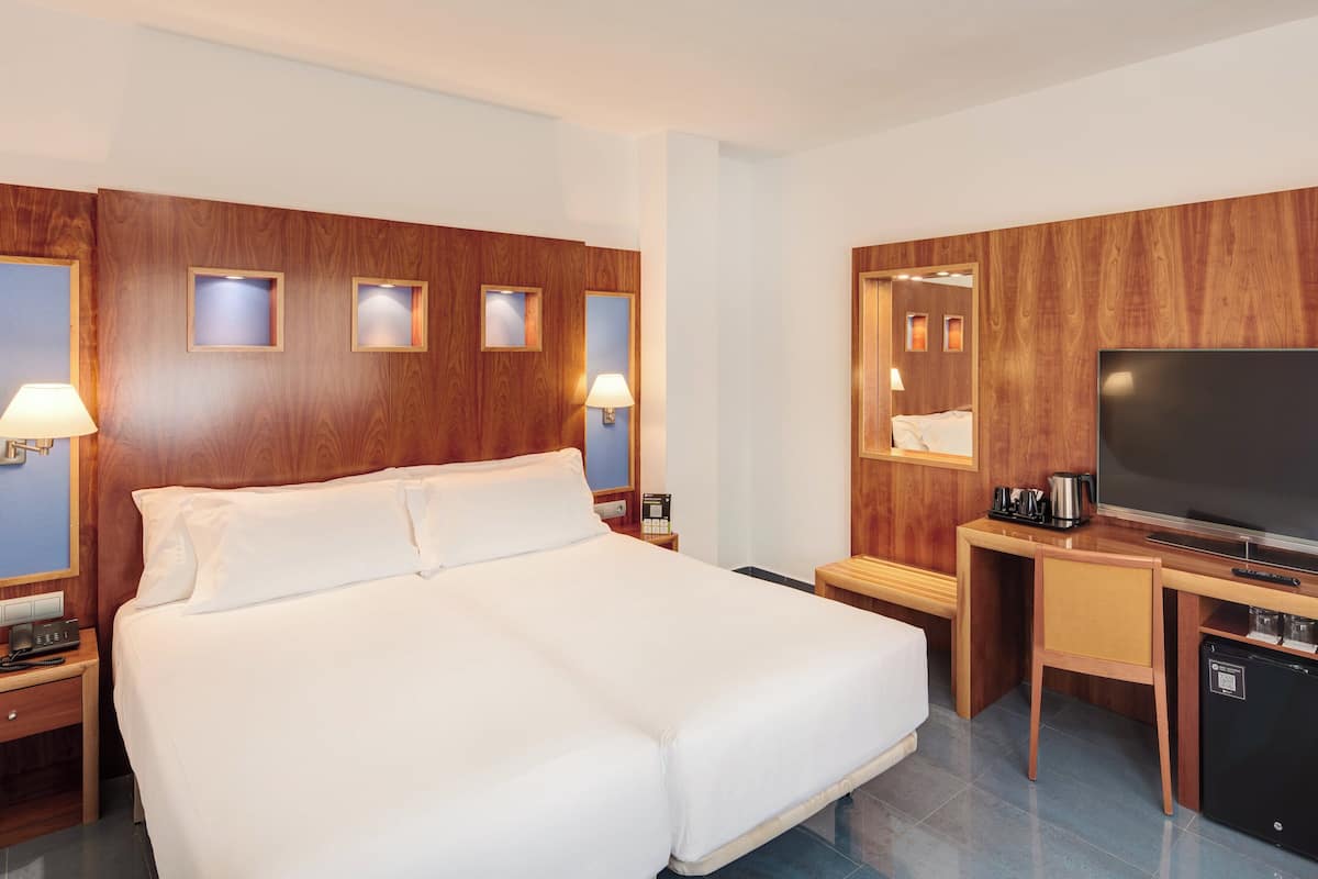Minibar, caja de seguridad en la habitación y escritorio