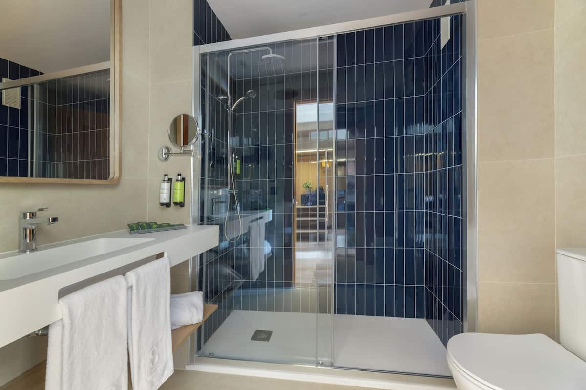 Minibar, caja de seguridad en la habitación y escritorio