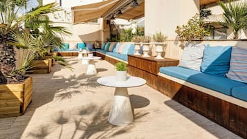 Una piscina al aire libre de temporada, tumbonas