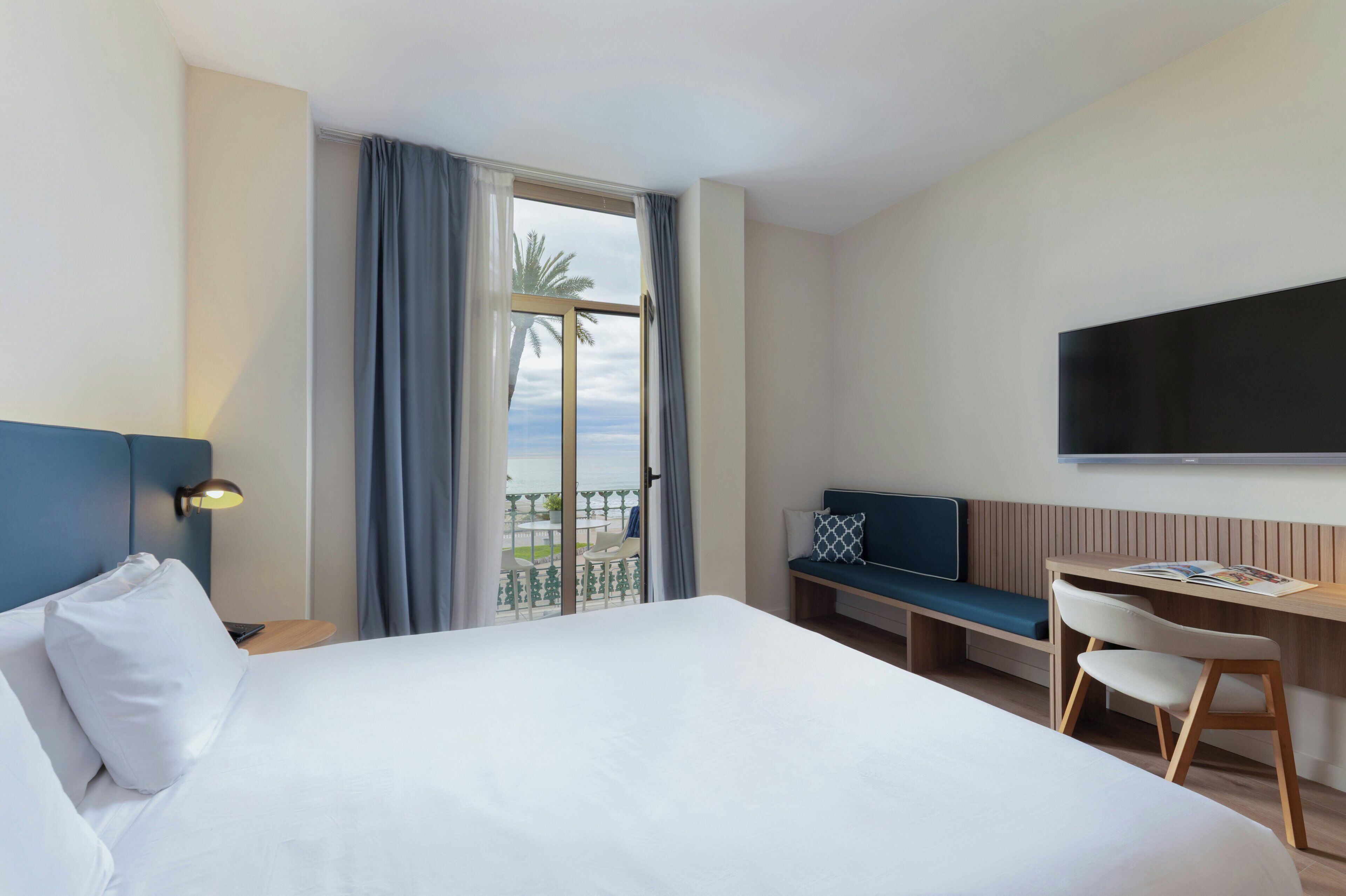 Superior Double Room, Balcony, Sea View | Bar mini, peti besi dalam bilik, meja, kalis bunyi 